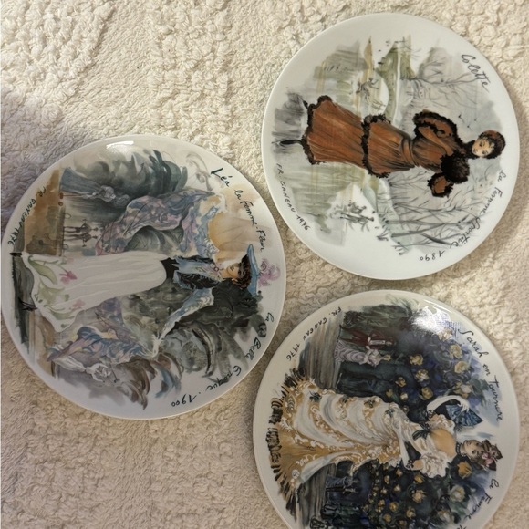 Elegant Ceramic Art Plates with Historical Designs - Picture 1 of 7